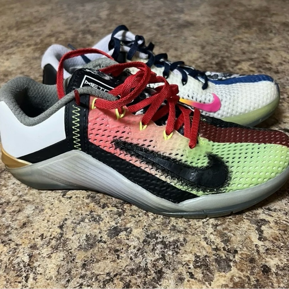 Women’s Nike Red and Black Metcons Dynamic Design (RARE) Size 8.5 (Men’s 7) - Picture 1 of 4